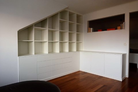 vit bokhylla inbyggd i nisch